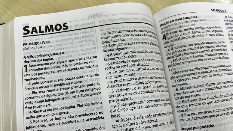 Desvendando o Salmo 66: Como Afastar Energias Negativas com a Palavra de Deus