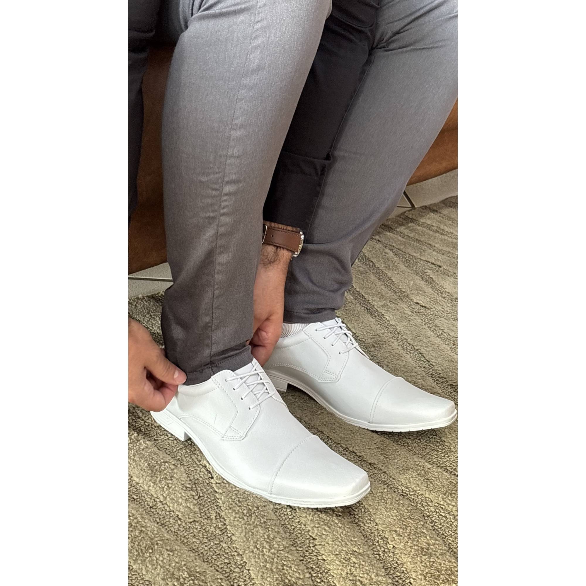sapato branco masculino com detalhes
