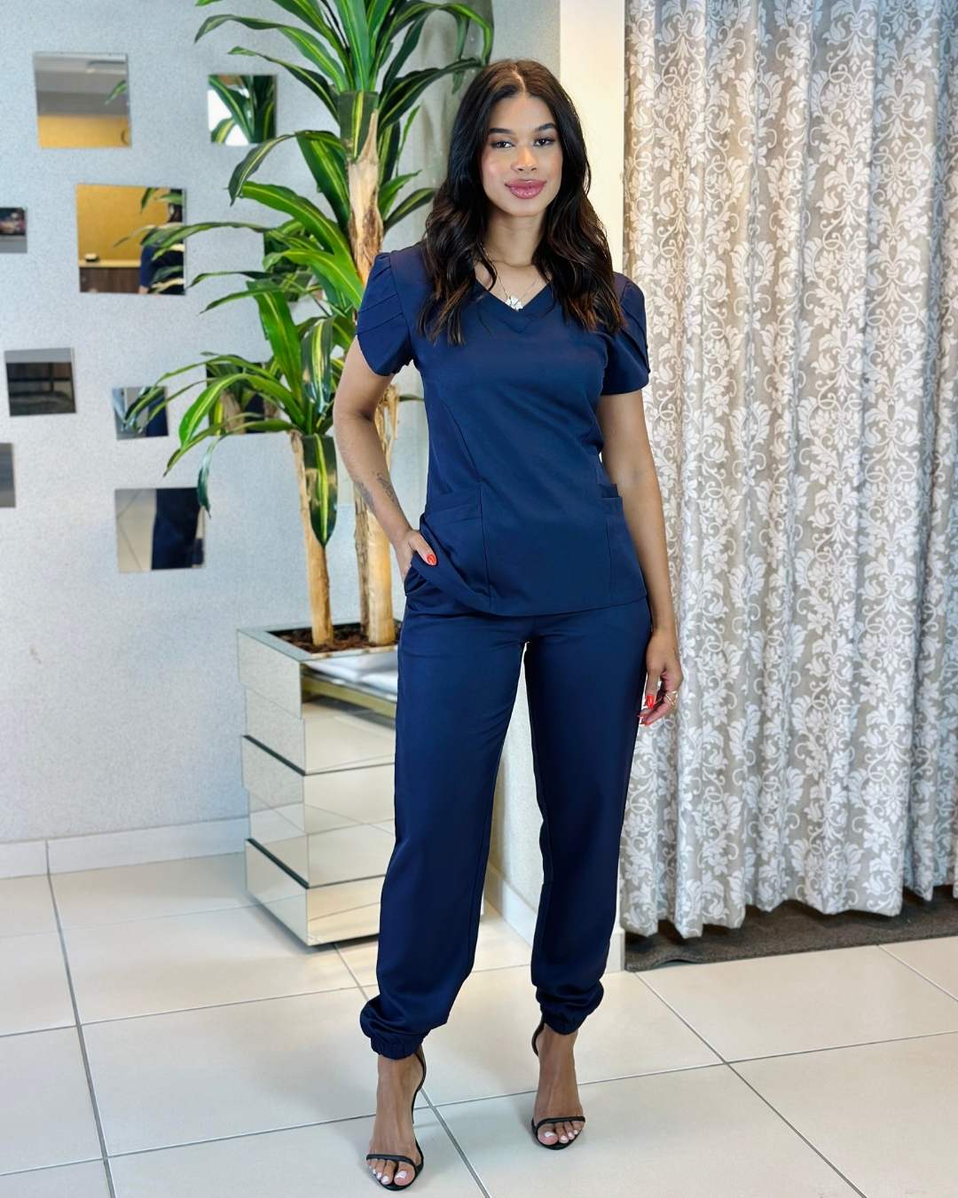 Scrub feminino quiet luxury