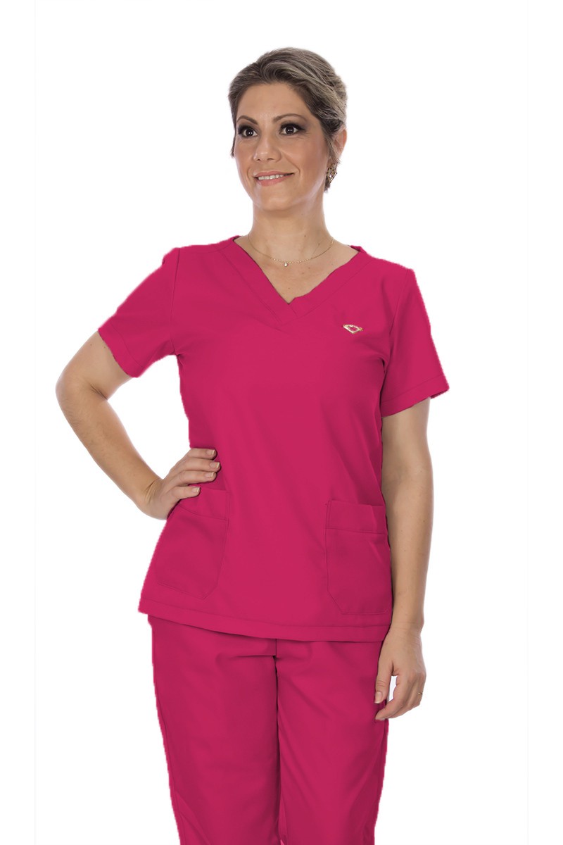 Scrub feminino com detalhes em pingente