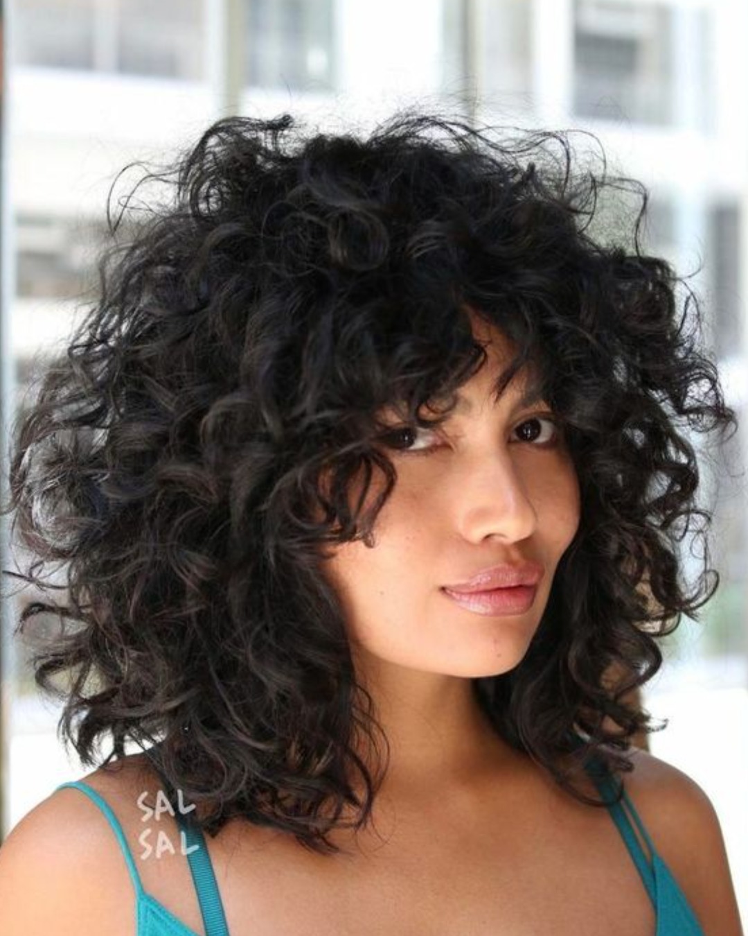 Guia completo de finalização para cabelos cacheados com corte shaggy