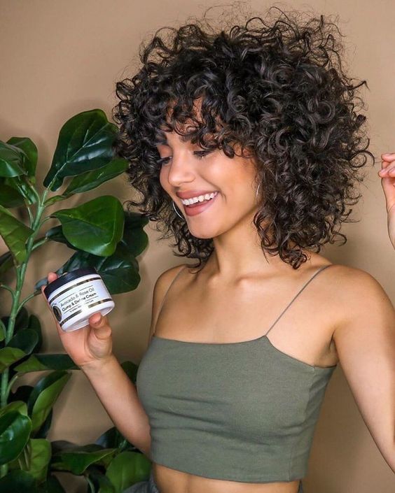 Cortes de cabelo cacheado curtos que estão em alta