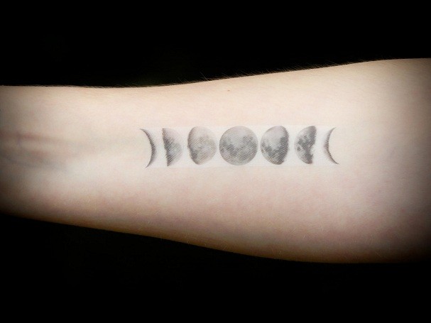 Tatuagens de Fases da Lua: Transformação e Ciclos da Vida