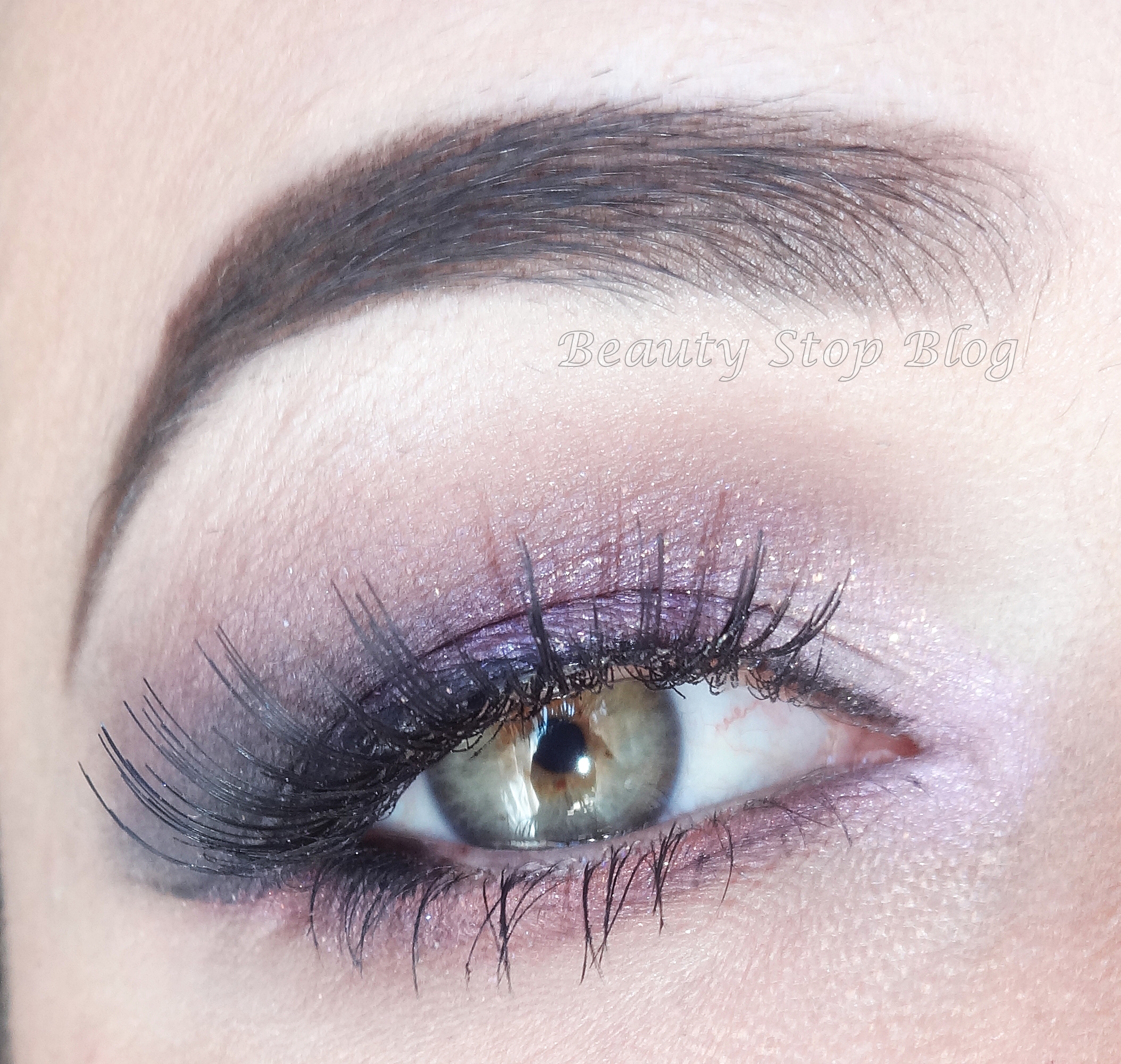 5 ideias de títulos: 1. Tutorial de Maquiagem Lilás: Do Dia à Noite. 2. Como Combinar Sombra Lilás com seu Tom de Pele. 3. Tendências de Maquiagem: O Poder do Lilás em 2025. 4. Maquiagem Lilás para Festas: Brilho e Glamour. 5. Sombra Lilás Matte vs. Cintilante: Qual Escolher?