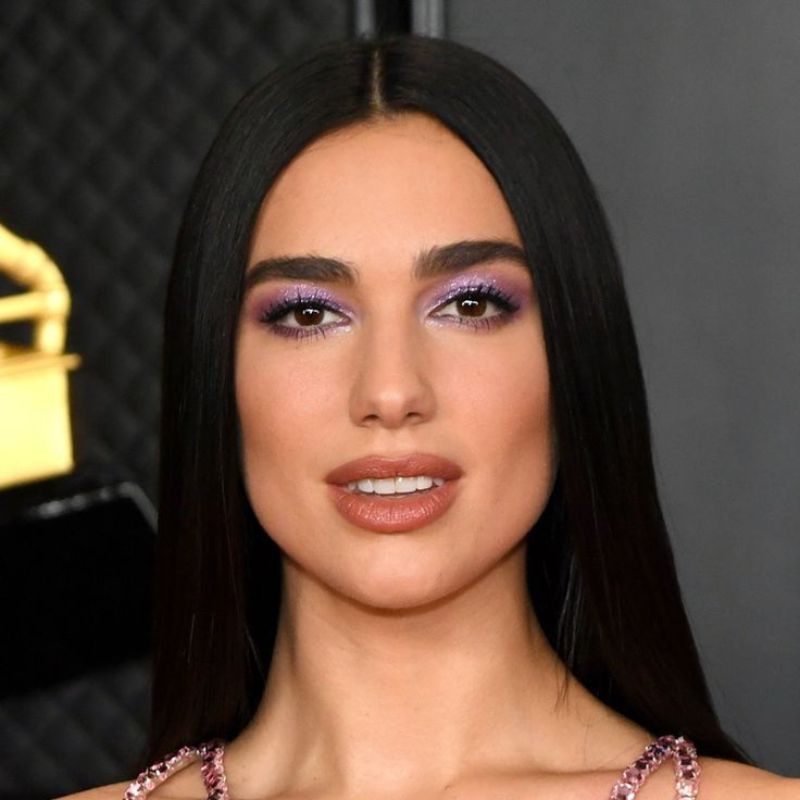 5 ideias de títulos: 1. Tutorial de Maquiagem Lilás: Do Dia à Noite. 2. Como Combinar Sombra Lilás com seu Tom de Pele. 3. Tendências de Maquiagem: O Poder do Lilás em 2025. 4. Maquiagem Lilás para Festas: Brilho e Glamour. 5. Sombra Lilás Matte vs. Cintilante: Qual Escolher?