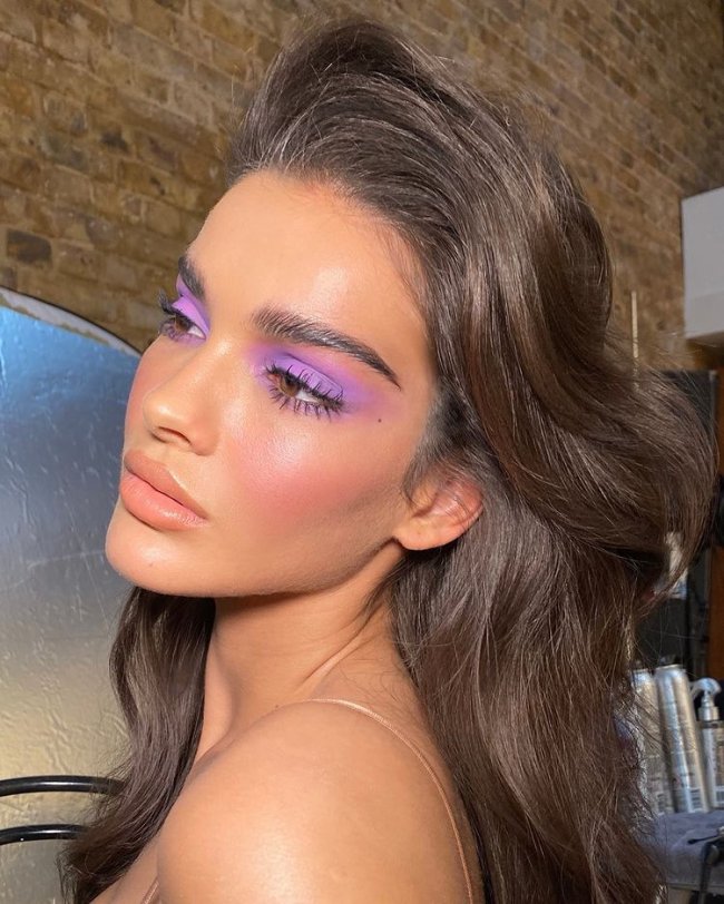 5 ideias de títulos: 1. Tutorial de Maquiagem Lilás: Do Dia à Noite. 2. Como Combinar Sombra Lilás com seu Tom de Pele. 3. Tendências de Maquiagem: O Poder do Lilás em 2025. 4. Maquiagem Lilás para Festas: Brilho e Glamour. 5. Sombra Lilás Matte vs. Cintilante: Qual Escolher?