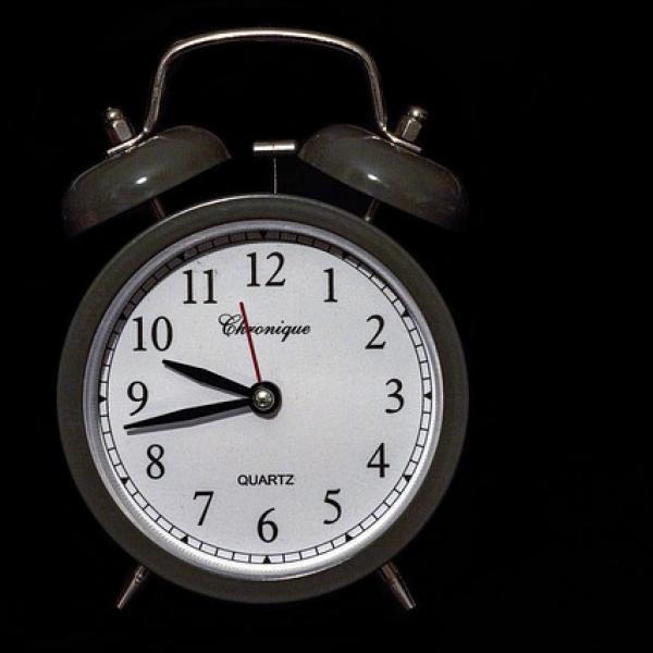 A Psicologia por Trás dos Sonhos com Relógios e Prazos