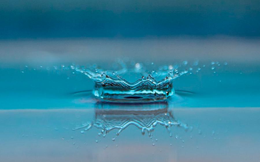 Água nos sonhos: O que seu inconsciente tenta te dizer sobre sua vida profissional