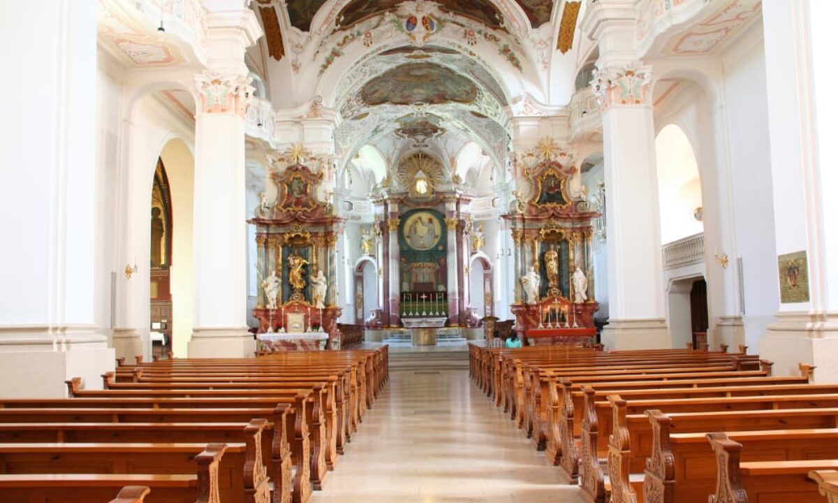 Sonhar com cemitério em contexto religioso: o que significa?