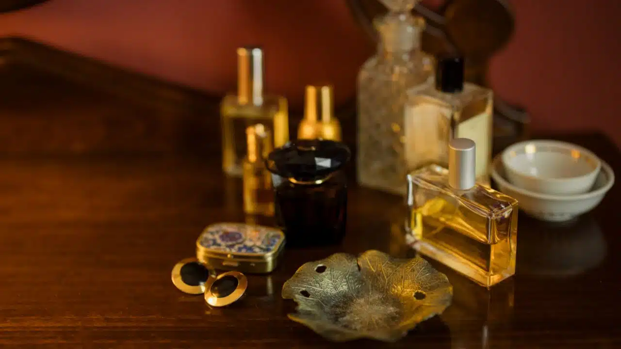 Perfume quebrado no sonho: o que isso revela sobre sua reputação?