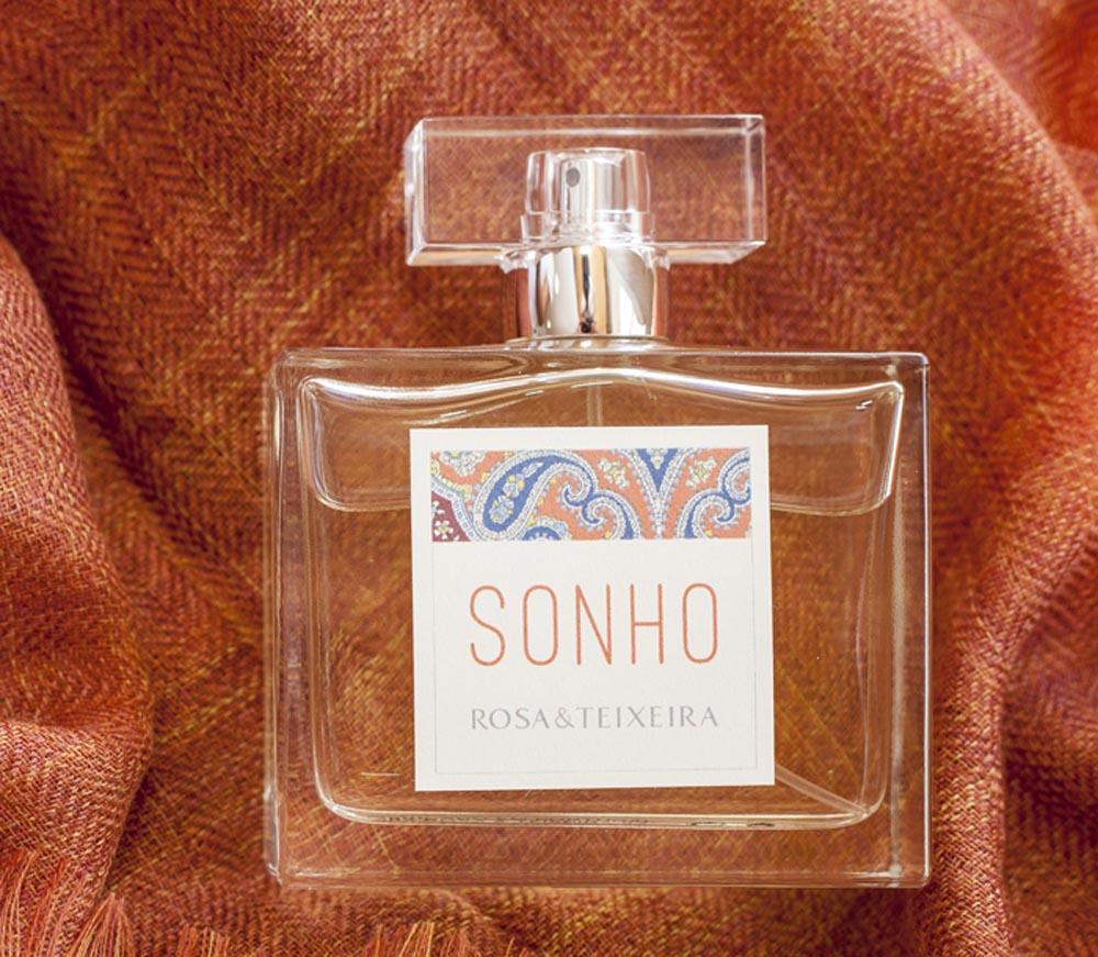 sonhar com perfume
