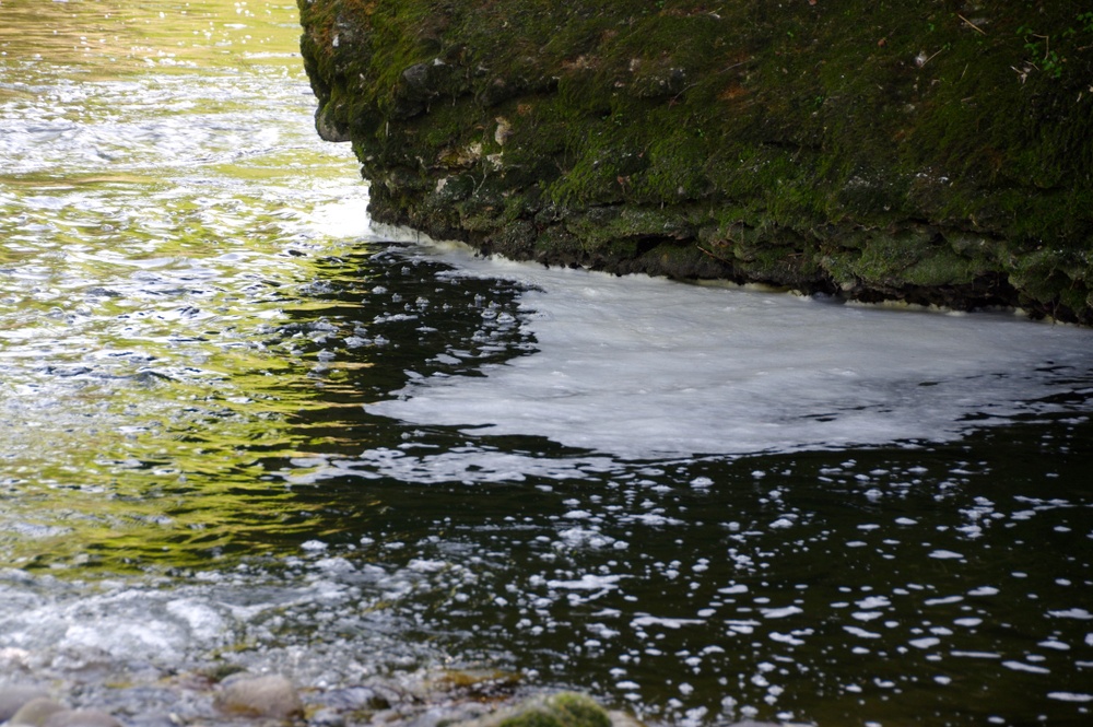 Como interpretar sonhos com água: guia completo