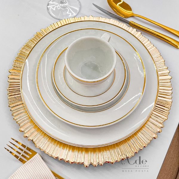 Sousplat Dourado: Etiqueta e Erros Comuns que Você Deve Evitar