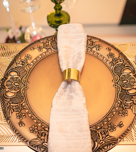 Sousplat Dourado: Etiqueta e Erros Comuns que Você Deve Evitar