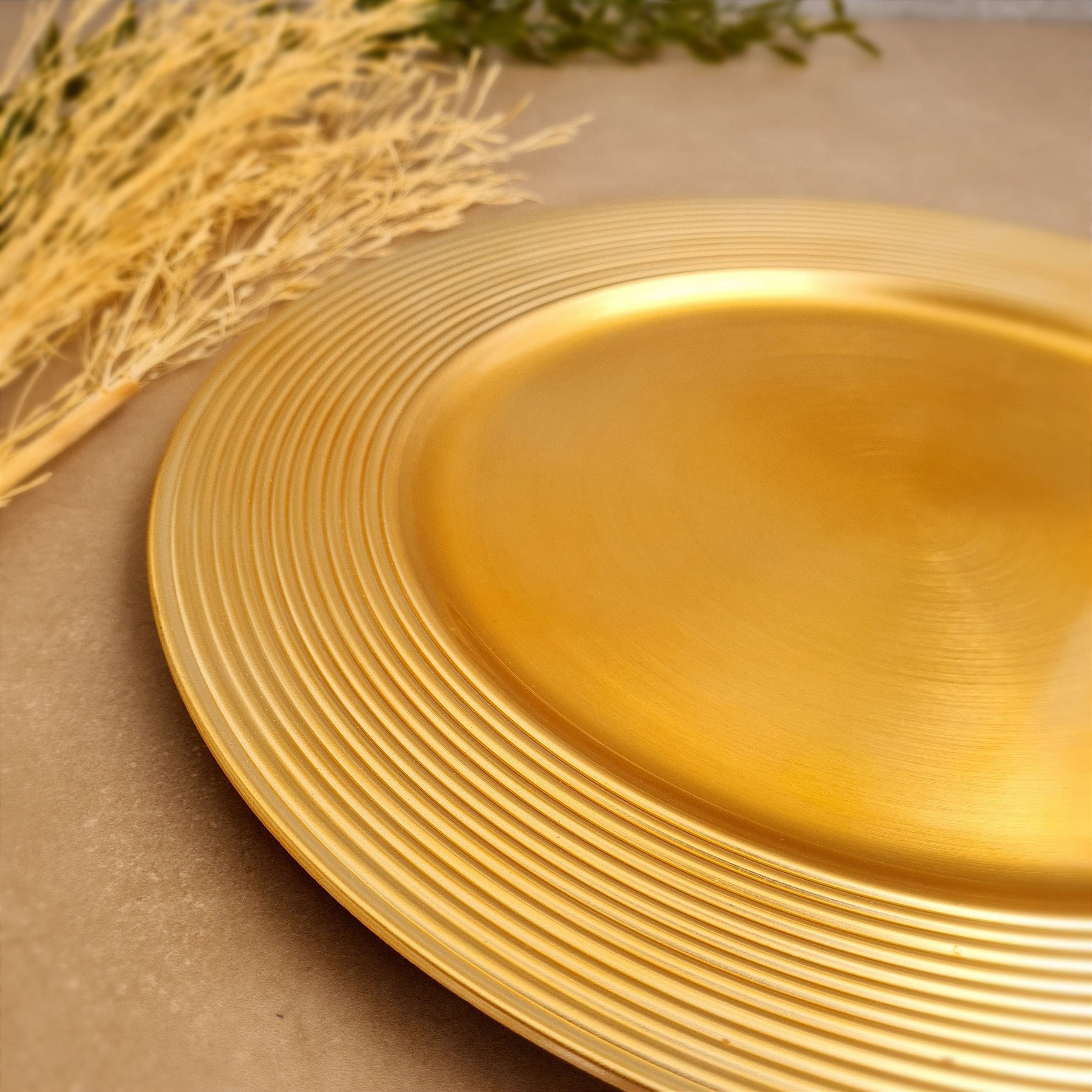 Sousplat Dourado: Etiqueta e Erros Comuns que Você Deve Evitar