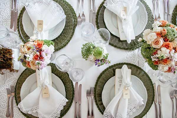 Aluguel ou Compra? O Guia Definitivo do Sousplat para Casamentos