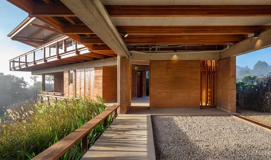 Taipa de Pilão vs. Pau a Pique: Qual a Melhor Técnica para Sua Obra?