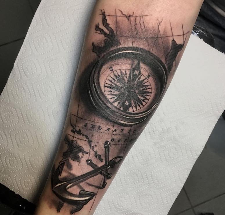 Tatuagem de Bússola com Âncora: O Equilíbrio entre Aventura e Raízes