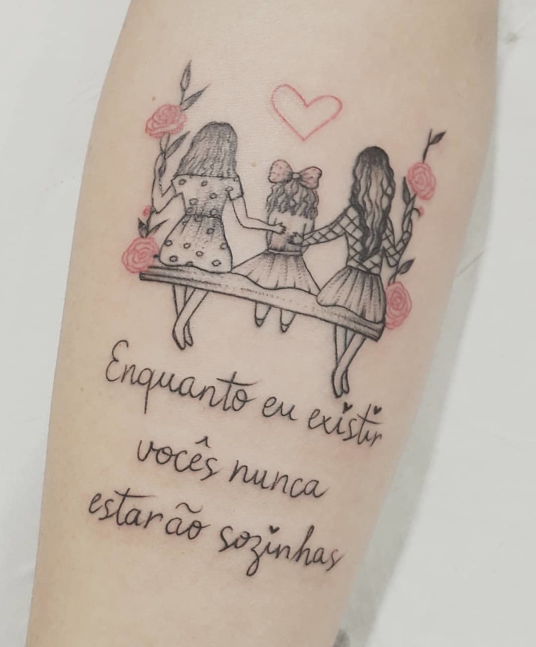 tatuagem mãe e duas filhas delicada