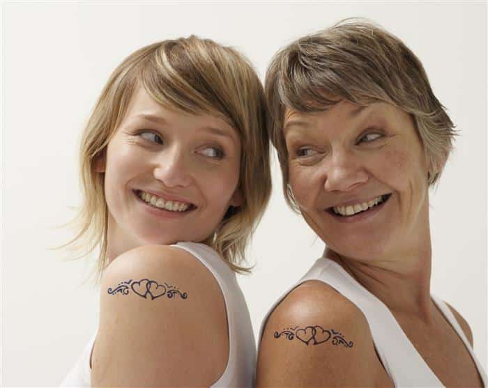 tatuagem minimalista mãe e filhas