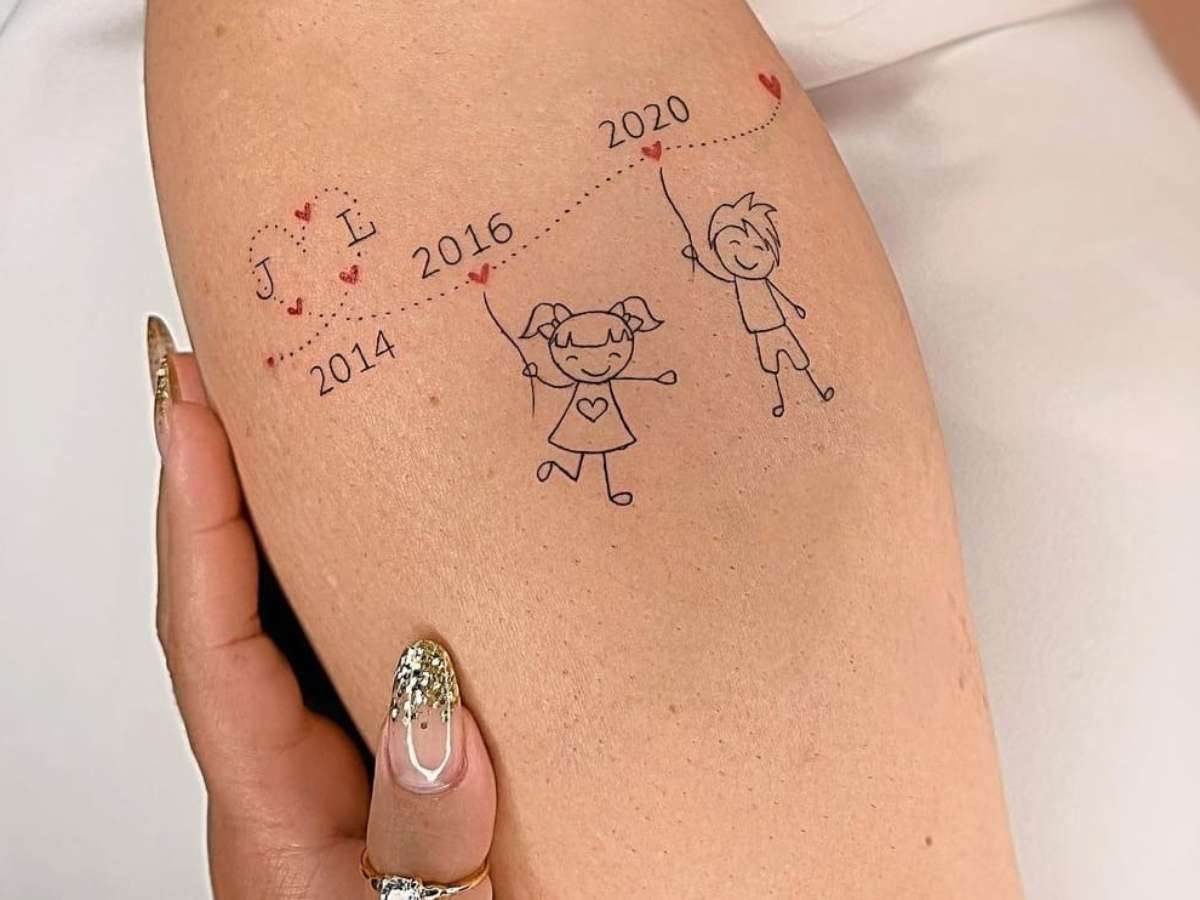 tatuagem minimalista mãe e filhas