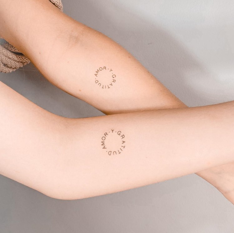 tatuagem com nomes das filhas