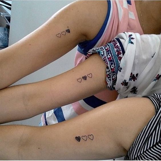 tatuagem com iniciais das filhas