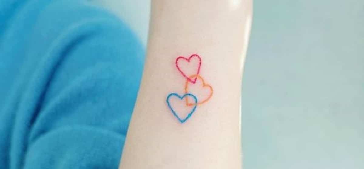 Tatuagem de 3 Corações: Guia Completo de Significados e Estilos