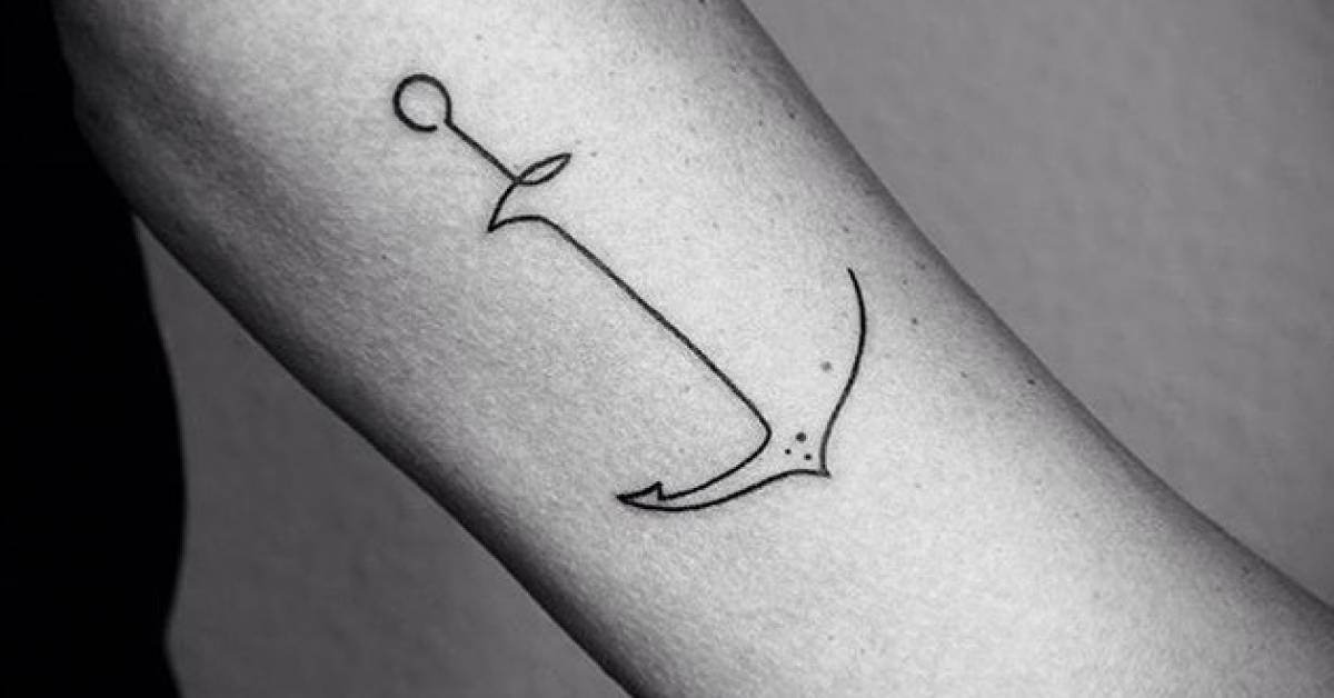 tatuagem âncora costela