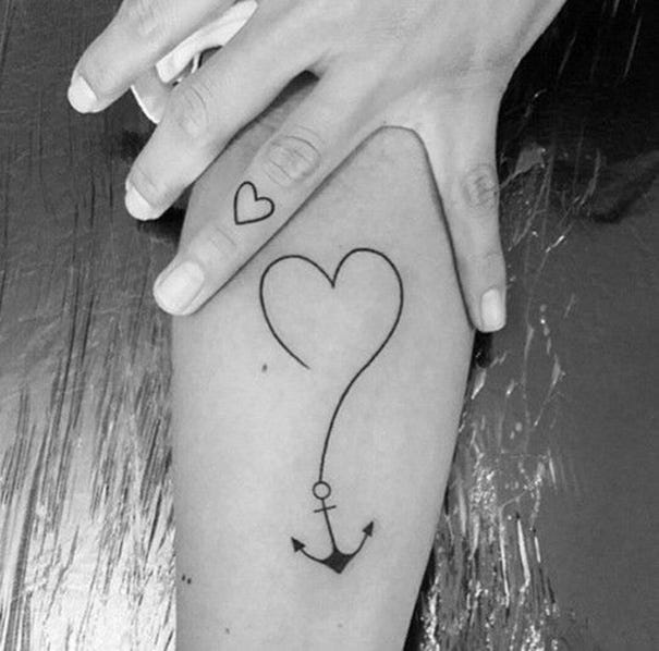 tatuagem âncora com rosa