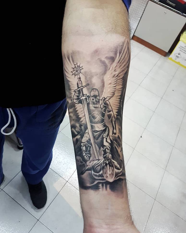 tatuagem de anjo com espada