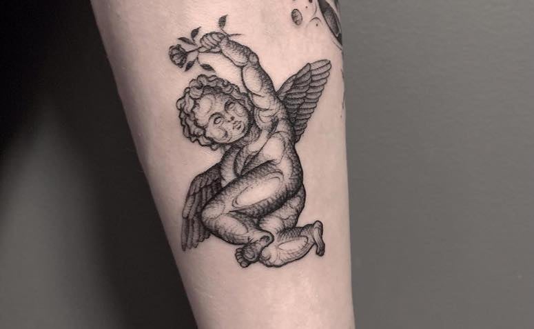 tatuagem de anjo com rosa