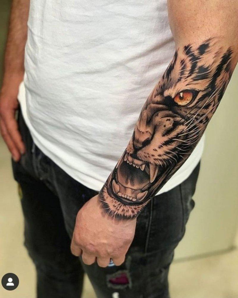 tatuagem antebraço cruz
