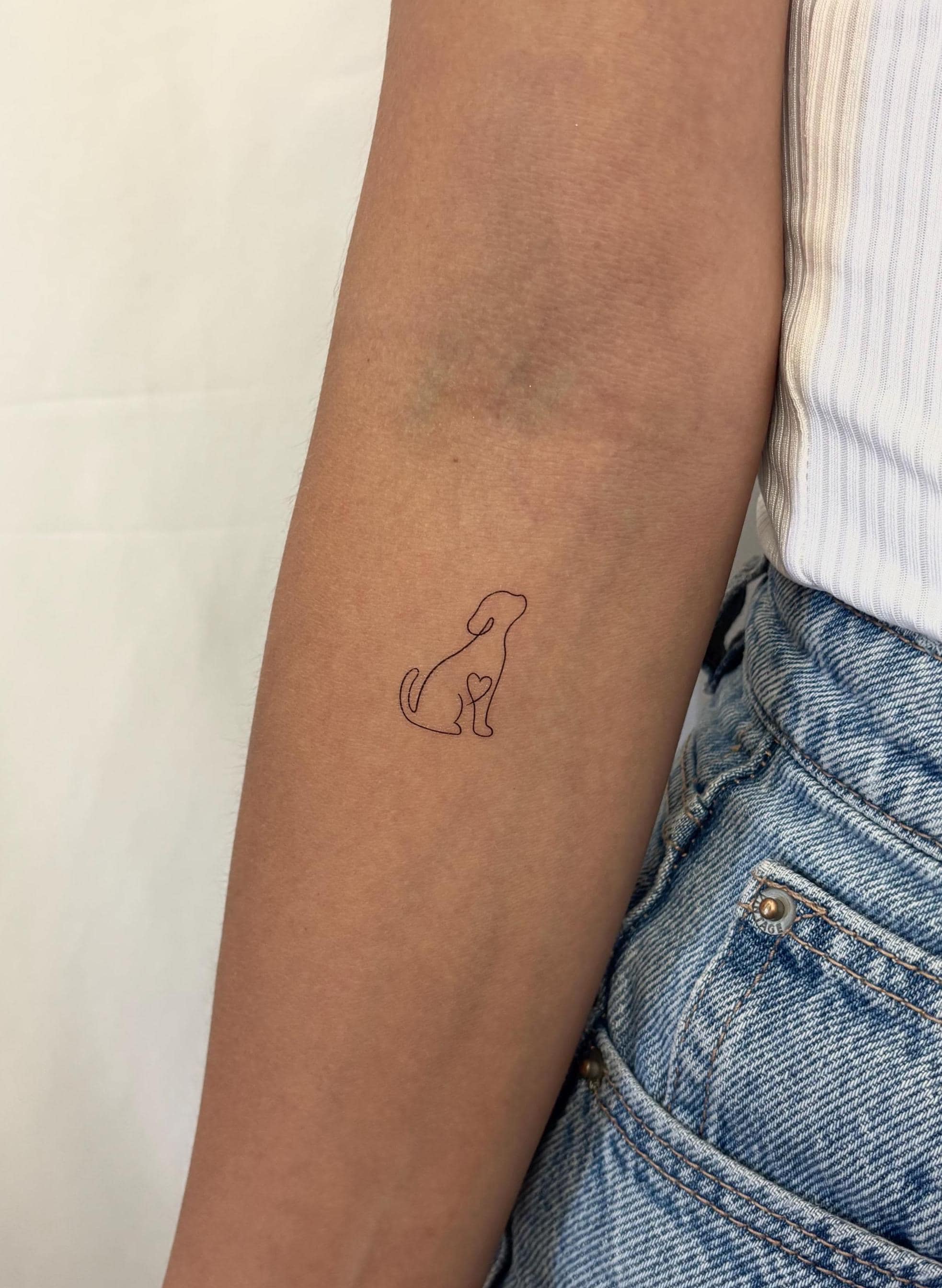 tatuagem cachorro minimalista