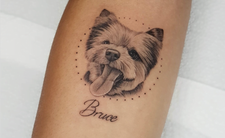 Tatuagens de cachorro com nome do pet: ideias criativas
