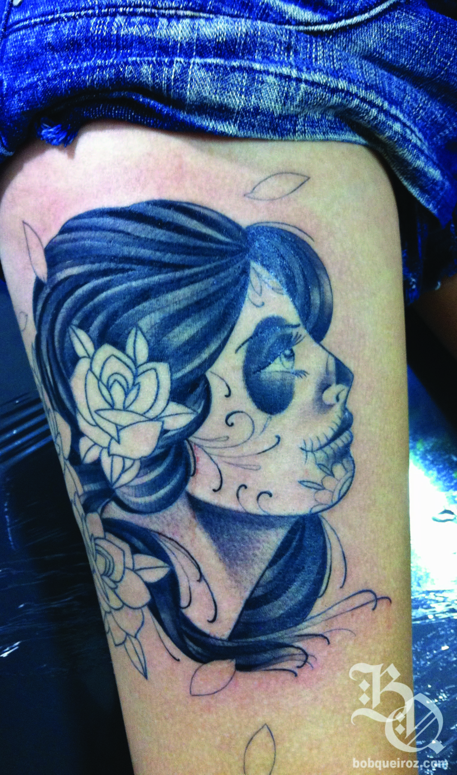 tatuagem catrina na coxa feminina