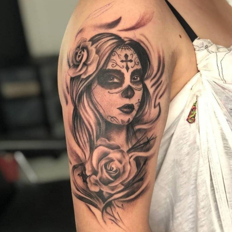 tatuagem catrina na coxa feminina