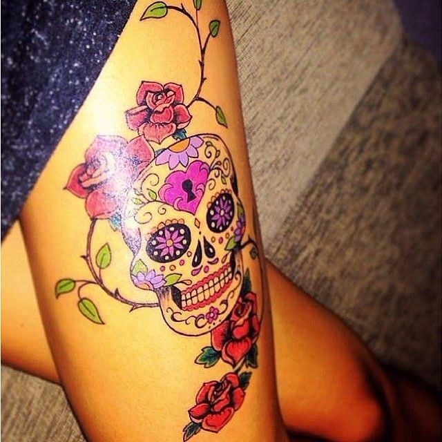 tatuagem catrina na coxa feminina