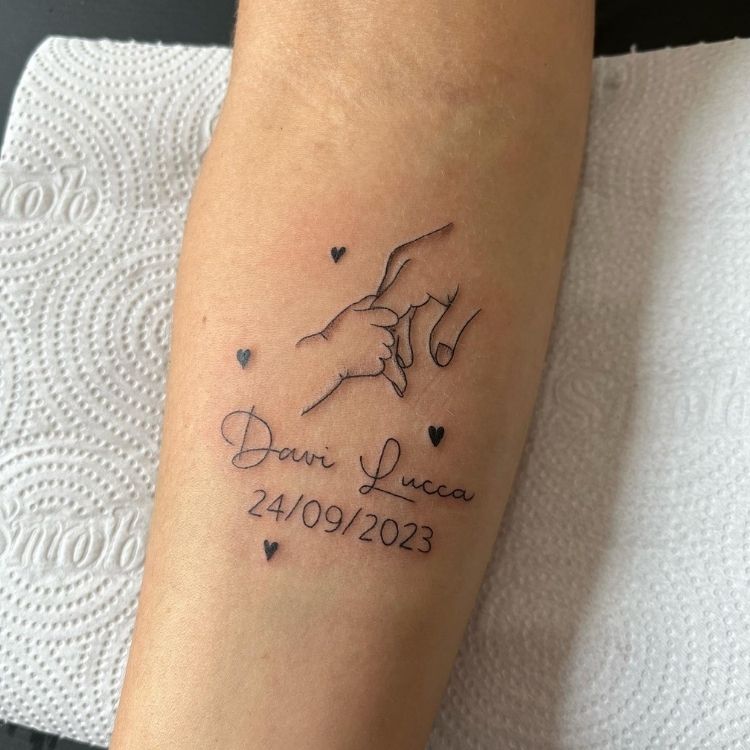 tatuagem com nome de filho e data de nascimento