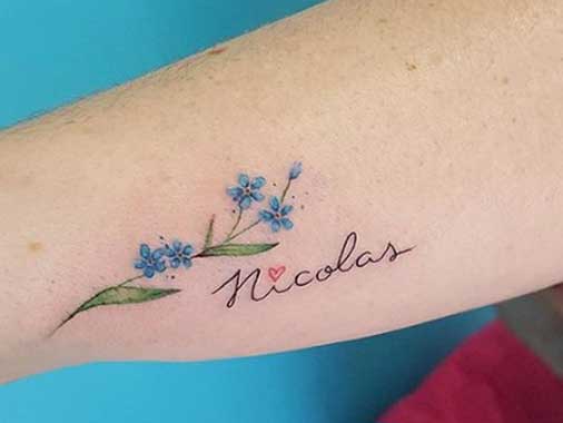 tatuagem com nome de filho e flores