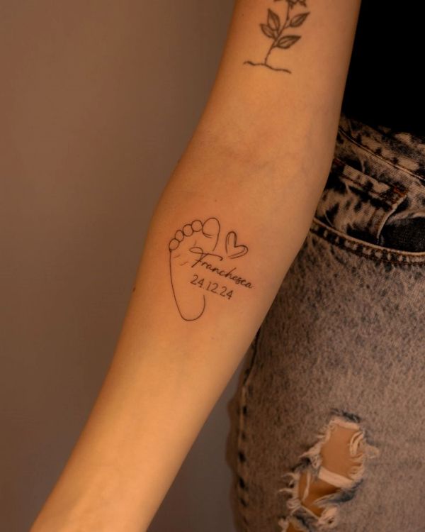 tatuagem com nome de filho e pezinhos