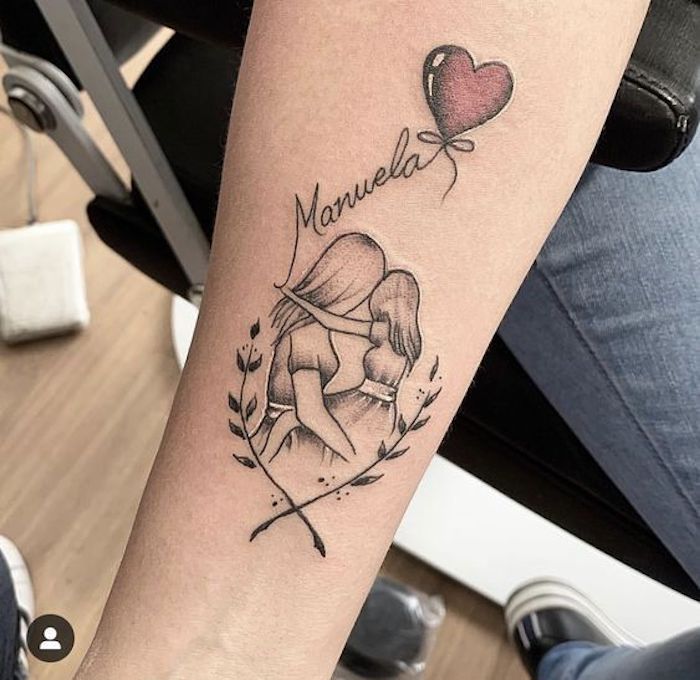 tatuagem com nome de filho e mãozinhas