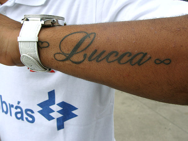 tatuagem com nome de filho para mães