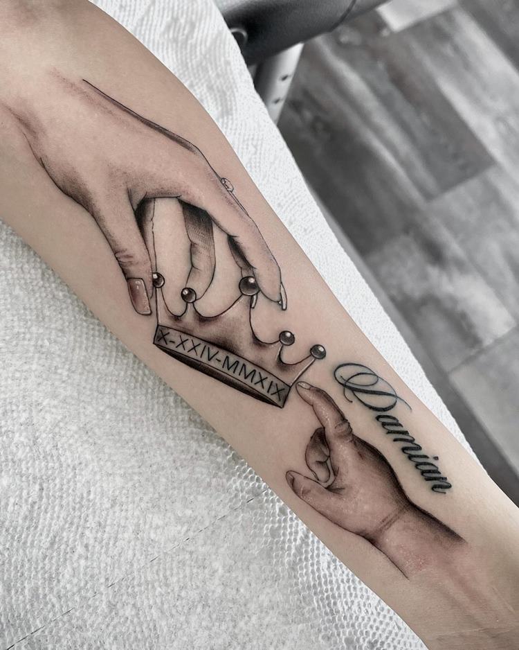 tatuagem com nome de filho no pulso