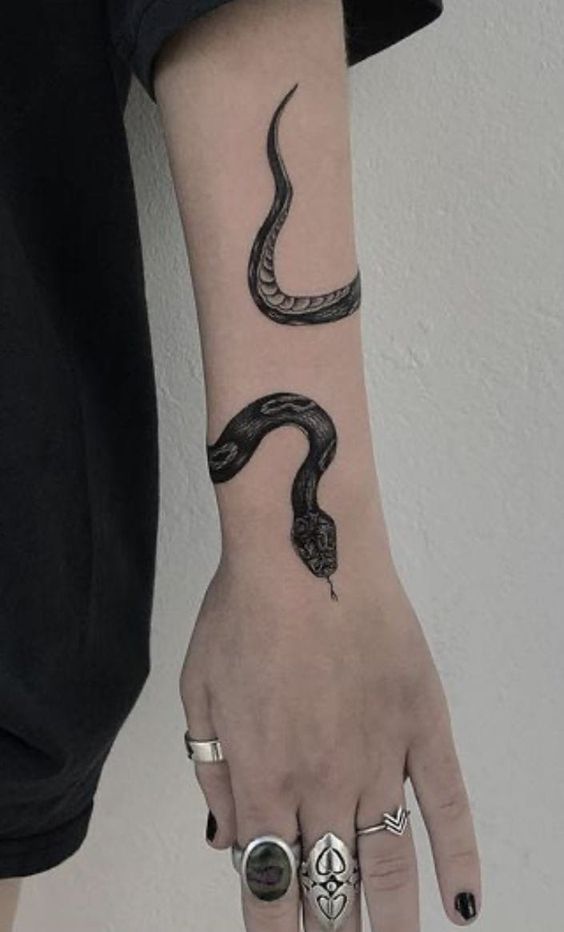 Tatuagem de Cobra Feminina: Ideias Delicadas e Seus Significados Profundos