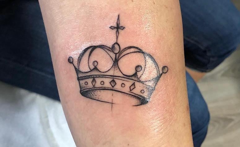 tatuagem de coroa feminina