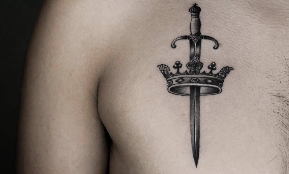 tatuagem de coroa delicada
