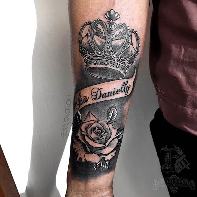 tatuagem de coroa com diamantes