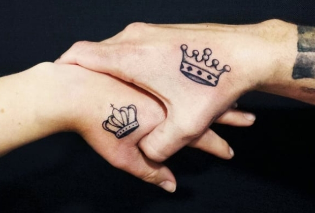 tatuagem de coroa no pulso