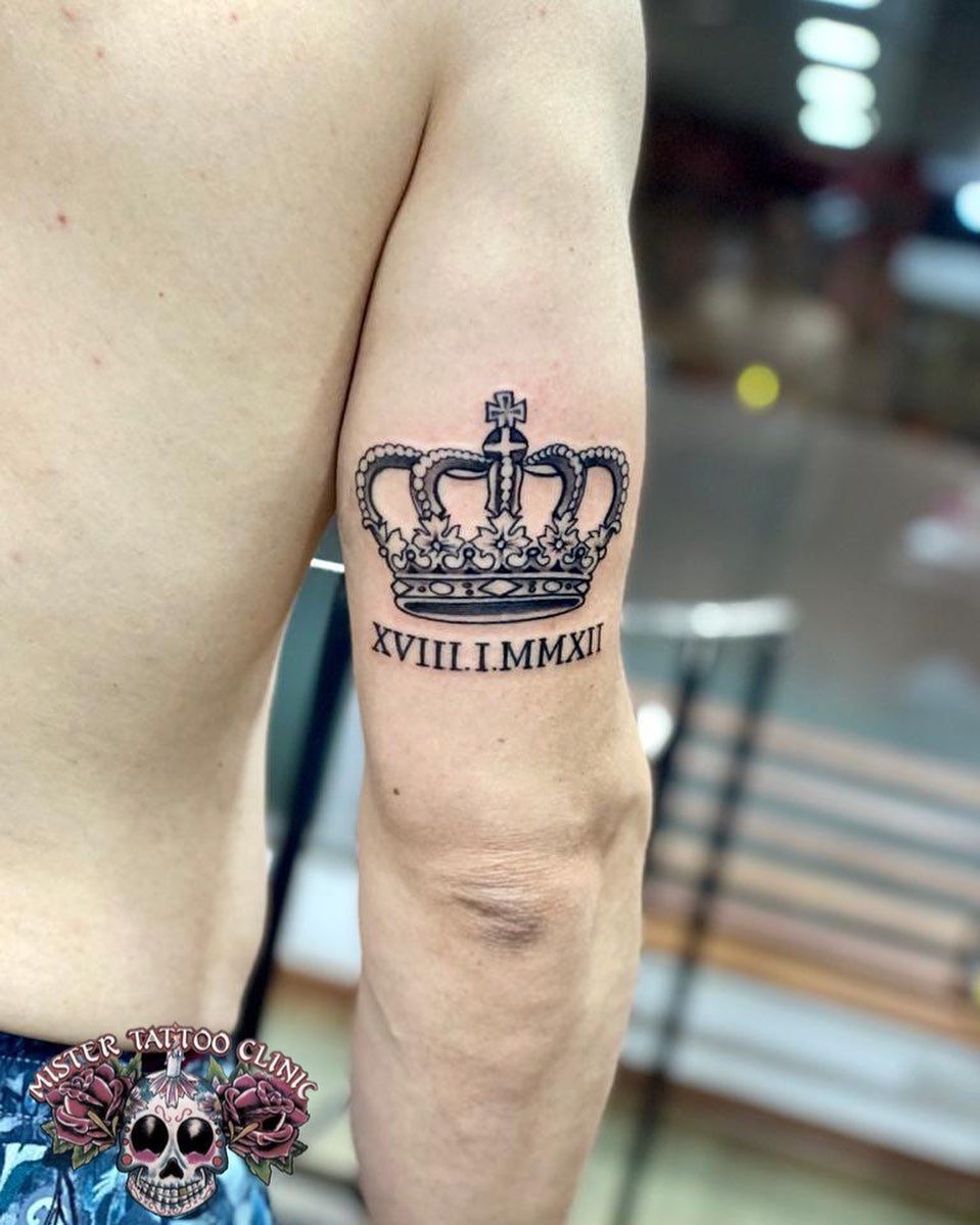 tatuagem de coroa com nome